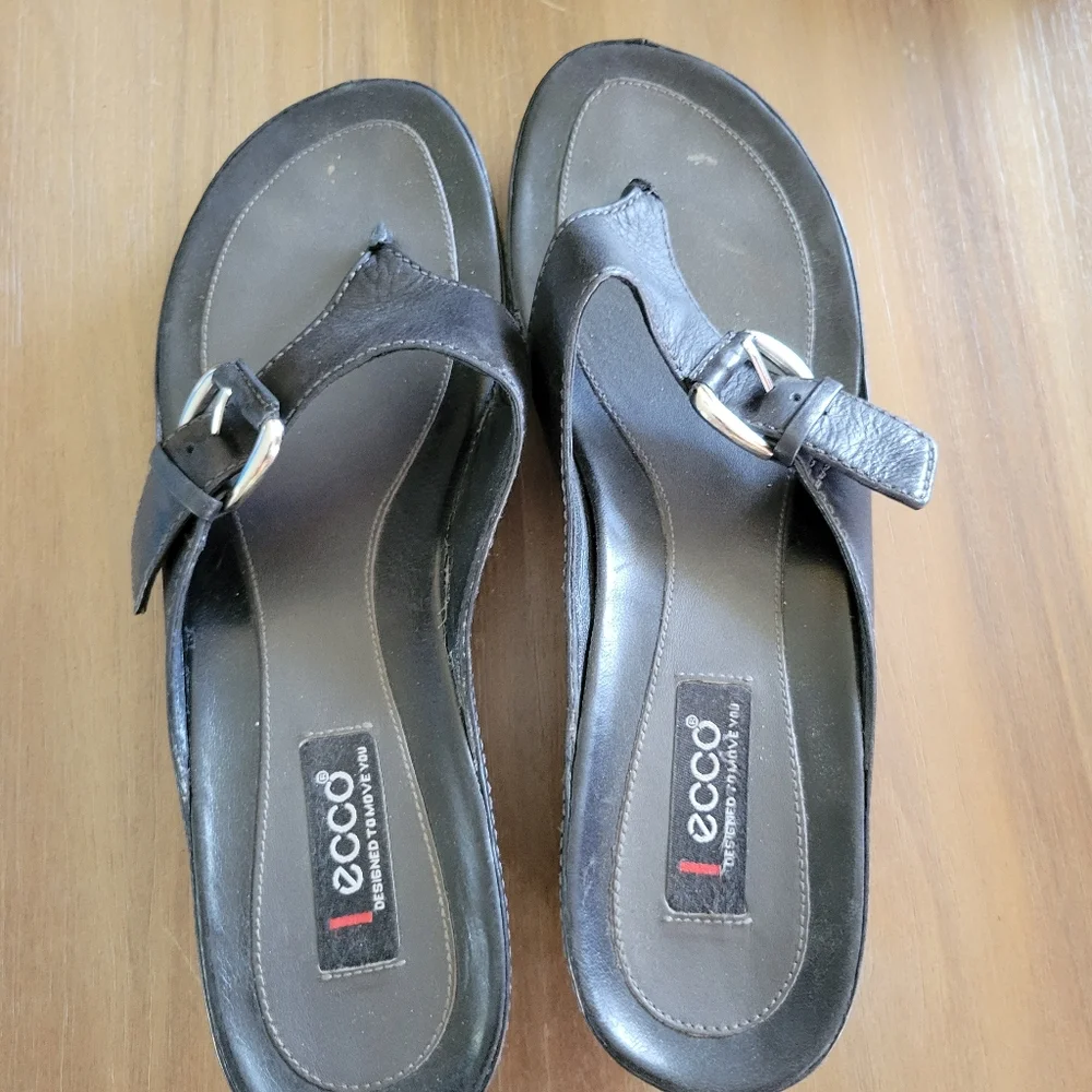 Ecco flip flops black size 9